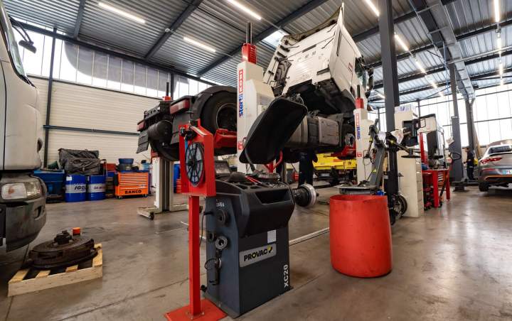 Garage poids lourds - Coudray-Montceaux