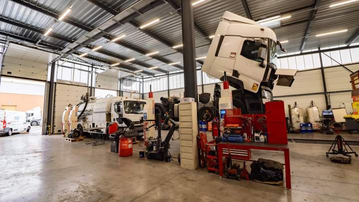 Garage poids lourds - Coudray-Montceaux
