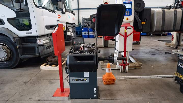 Garage poids lourds - Coudray-Montceaux
