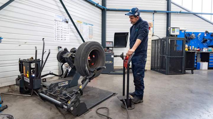 Garage poids lourds - Coudray-Montceaux
