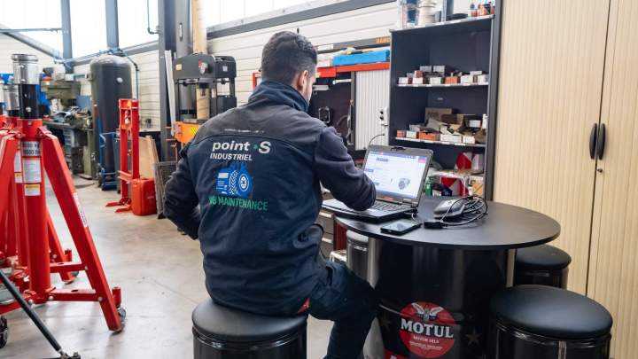 Garage poids lourds - Coudray-Montceaux